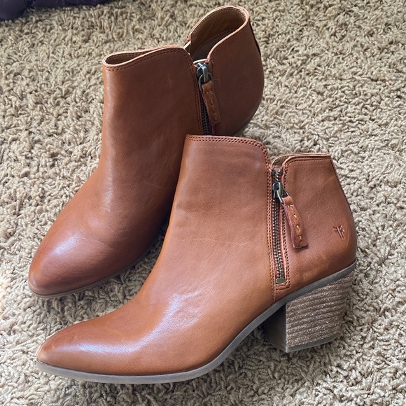Frye Shoes - NWOT Frye Judith Ankle Double Zip Booties Brown